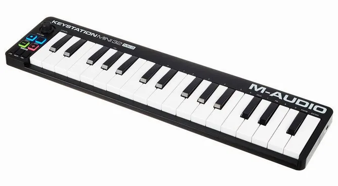 M-Audio Keystation Mini 32 MK3 framifrån mot vit bakgrund