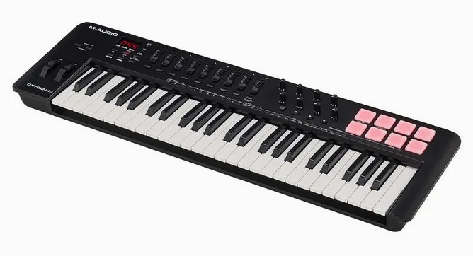 M-Audio Oxygen 49 MK5 framifrån mot vit bakgrund