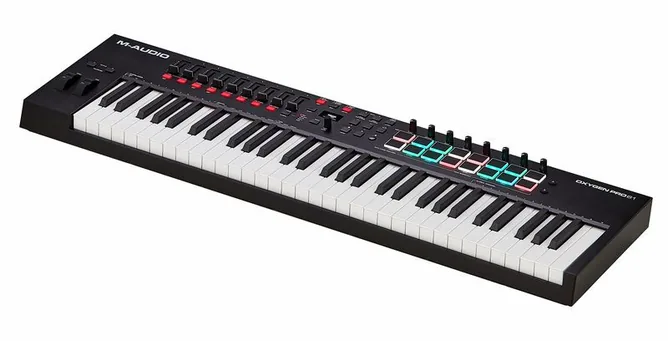 M-Audio Oxygen Pro 61 framifrån mot vit bakgrund