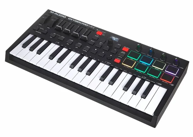 M-Audio Oxygen Pro Mini framifrån mot vit bakgrund