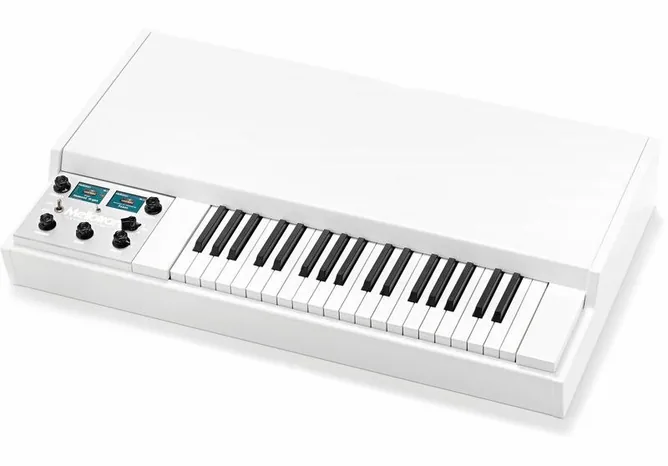 Mellotron M4000D framifrån mot vit bakgrund