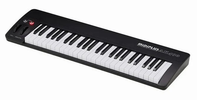 Midiplus AK490 framifrån mot vit bakgrund