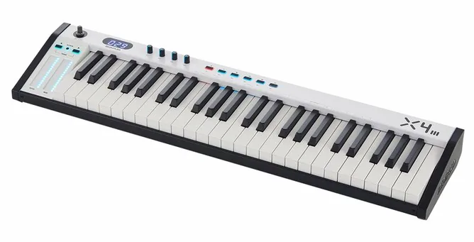Midiplus X-4 III framifrån mot vit bakgrund