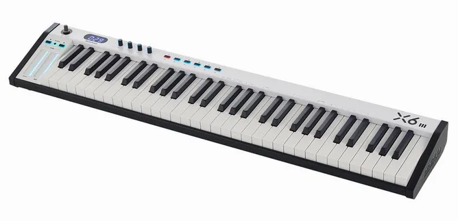 Midiplus X-6 III framifrån mot vit bakgrund