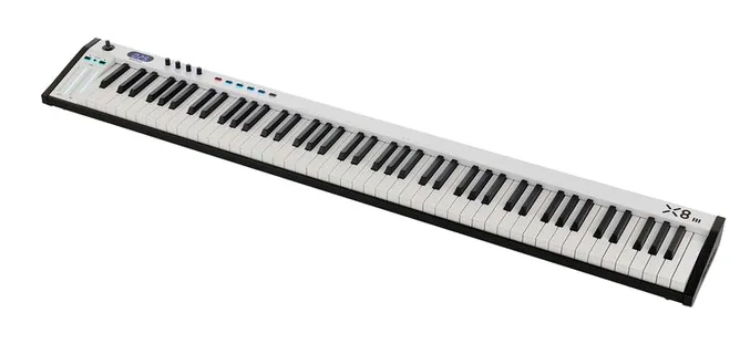 Midiplus X-8 III framifrån mot vit bakgrund