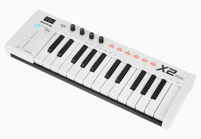 Midiplus X2 mini framifrån mot vit bakgrund