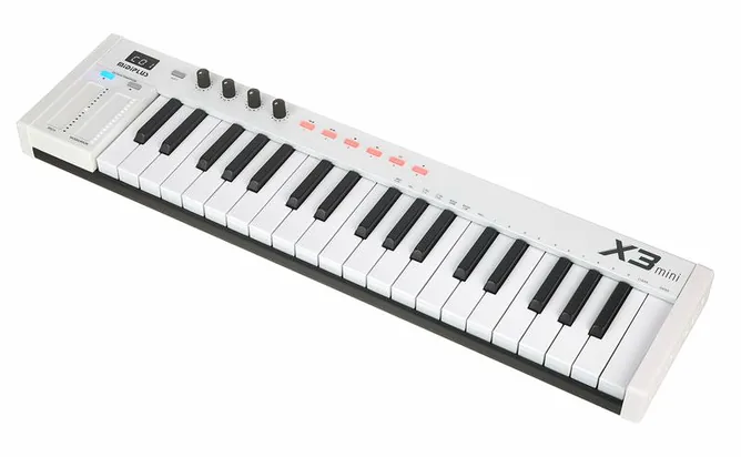 Midiplus X3 mini framifrån mot vit bakgrund