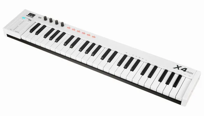 Midiplus X4 mini framifrån mot vit bakgrund
