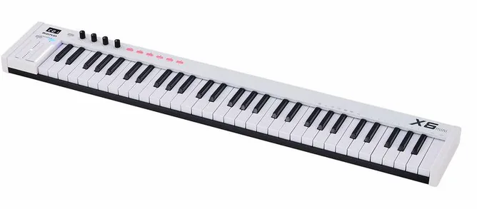 Midiplus X6 mini framifrån mot vit bakgrund
