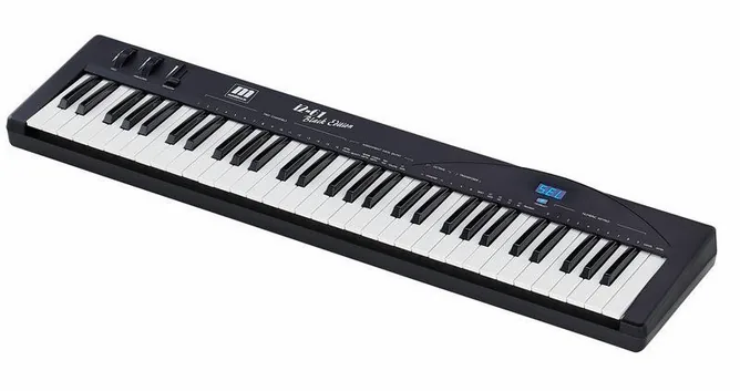 Miditech i2-61 Black Edition framifrån mot vit bakgrund