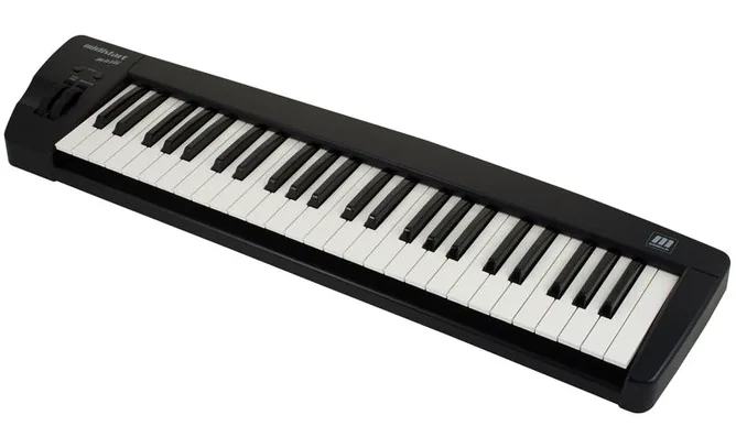 Miditech Midistart Music 49 framifrån mot vit bakgrund