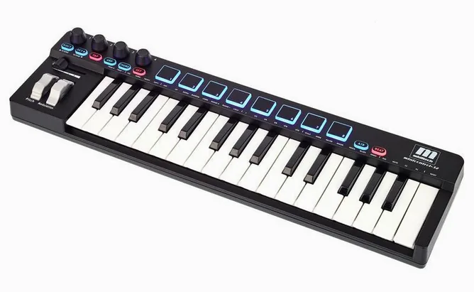 Miditech Minicontrol-32 framifrån mot vit bakgrund