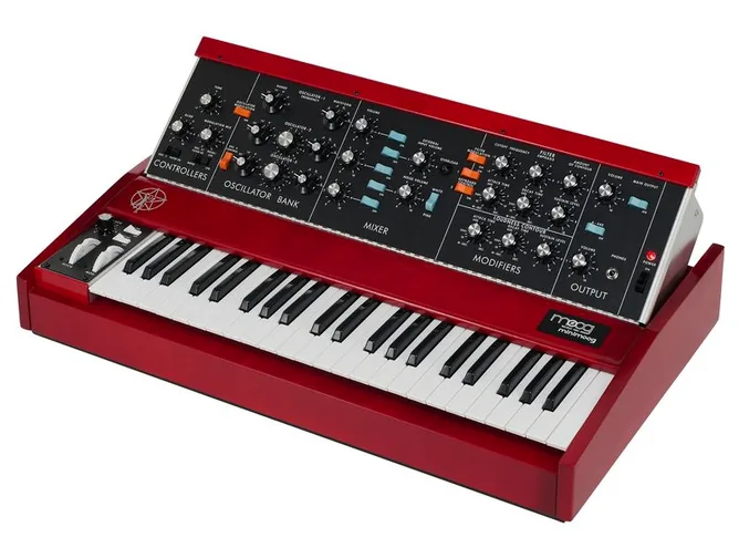 Moog Geddy Lee Minimoog Model D framifrån mot vit bakgrund