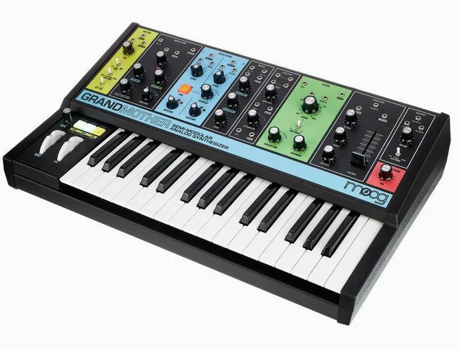 Moog Grandmother framifrån mot vit bakgrund