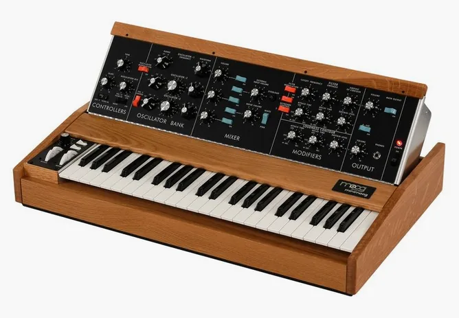 Moog Minimoog Bob Moog Tribute Ed. framifrån mot vit bakgrund