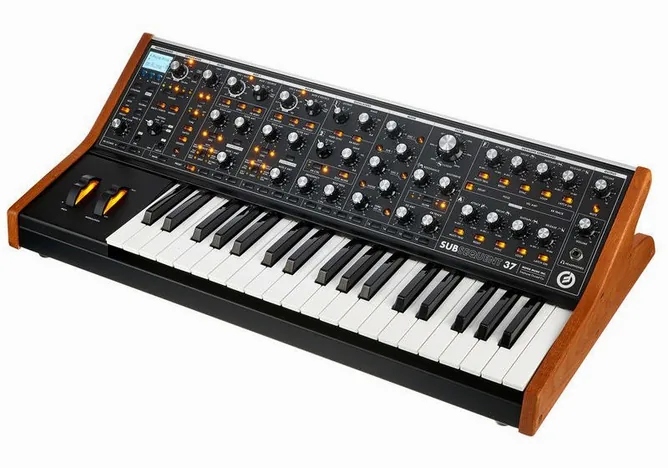 Moog Subsequent 37 framifrån mot vit bakgrund