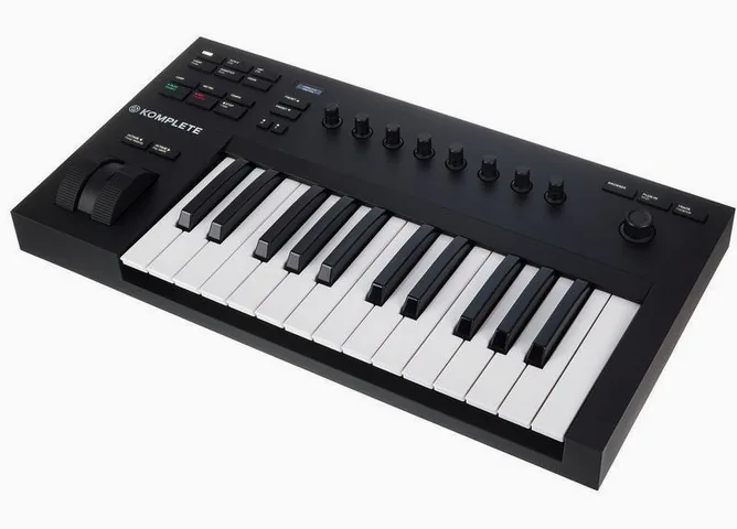 Native Instruments Komplete Kontrol A25 framifrån mot vit bakgrund