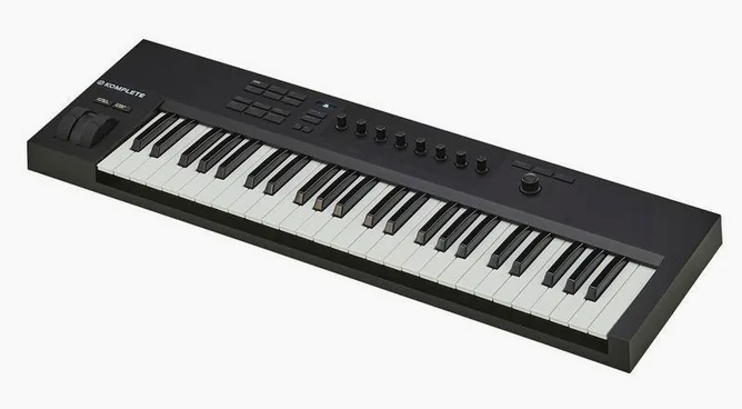 Native Instruments Komplete Kontrol A49 framifrån mot vit bakgrund
