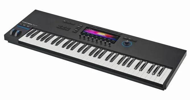 Native Instruments Kontrol S61 MK3 framifrån mot vit bakgrund