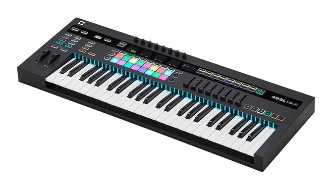 Novation 49SL MKIII framifrån mot vit bakgrund