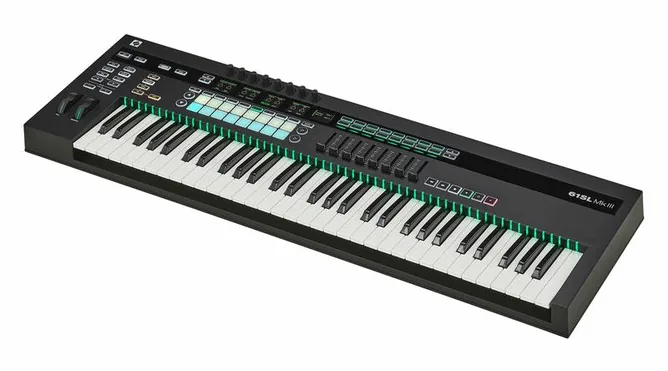 Novation 61SL MKIII framifrån mot vit bakgrund