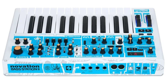 Novation Bass Station II Swifty Edition, vy 4
