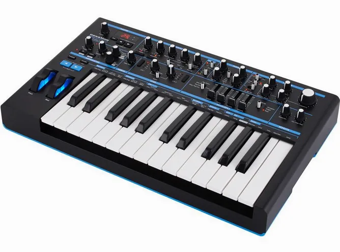 Novation Bass Station II framifrån mot vit bakgrund