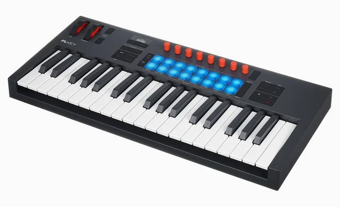 Novation FLkey 2 37 framifrån mot vit bakgrund