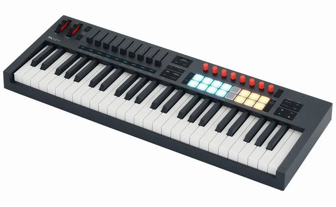 Novation FLkey 2 49 framifrån mot vit bakgrund