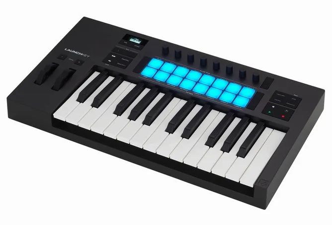 Novation Launchkey 25 MK4 framifrån mot vit bakgrund