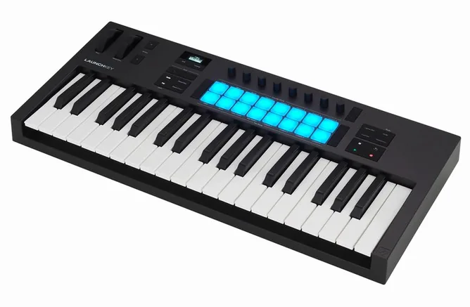 Novation Launchkey 37 MK4 framifrån mot vit bakgrund