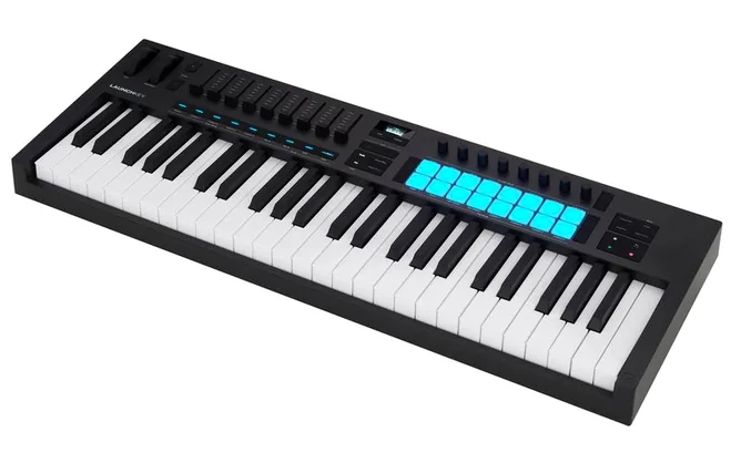 Novation Launchkey 49 MK4 framifrån mot vit bakgrund
