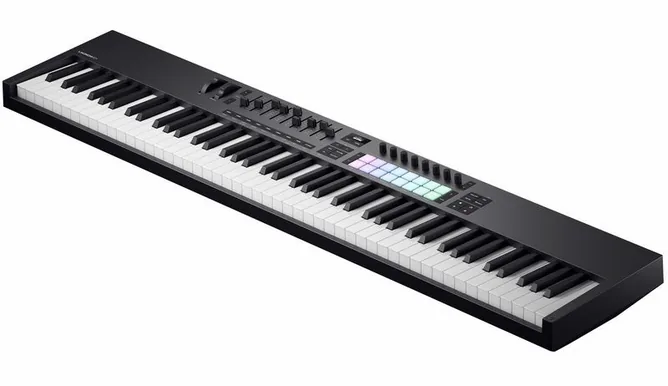 Novation Launchkey 88 MK4 framifrån mot vit bakgrund