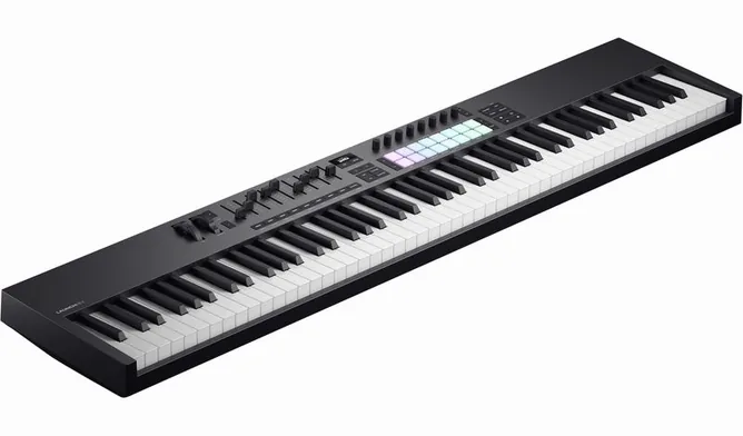 Novation Launchkey 88 MK4, vy 2