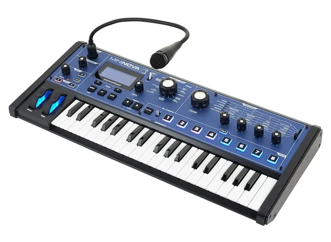 Novation MiniNova framifrån mot vit bakgrund