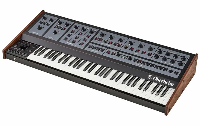Oberheim OB-X8 framifrån mot vit bakgrund