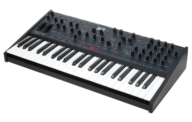 Oberheim TEO-5 framifrån mot vit bakgrund