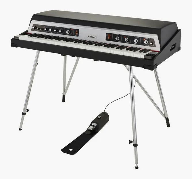 Rhodes Mk 8-73 FX Classic framifrån mot vit bakgrund