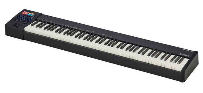 Roland A-88 MKII framifrån mot vit bakgrund