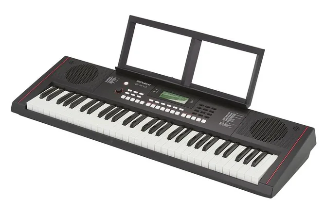 Roland E-X10 framifrån mot vit bakgrund