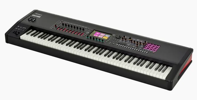 Roland Fantom-8 EX framifrån mot vit bakgrund