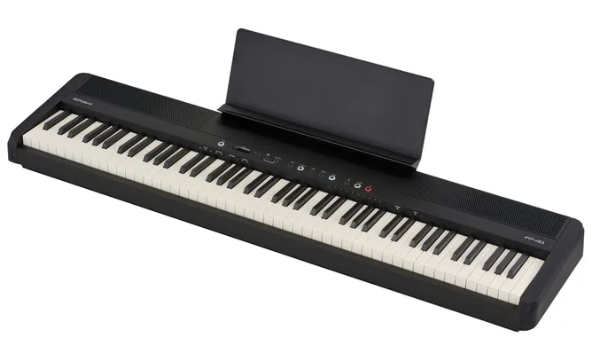 Roland FP-40 BK framifrån mot vit bakgrund