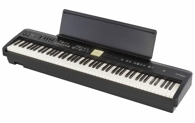 Roland FP-E50 framifrån mot vit bakgrund