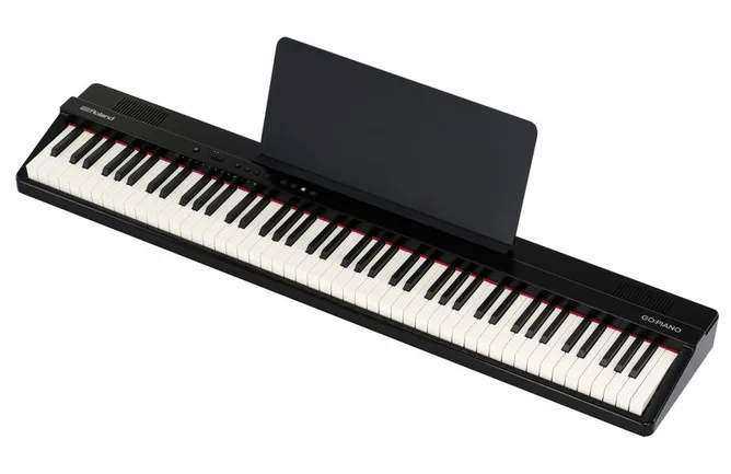 Roland GO:PIANO 88PX framifrån mot vit bakgrund