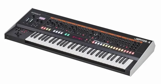 Roland Jupiter-X framifrån mot vit bakgrund