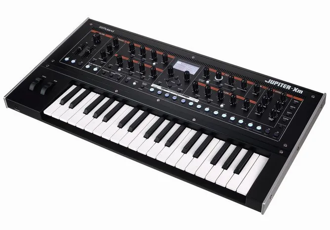 Roland Jupiter-Xm framifrån mot vit bakgrund