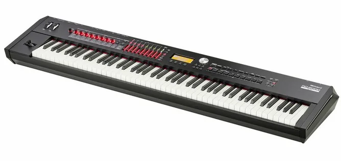 Roland RD-2000 EX framifrån mot vit bakgrund
