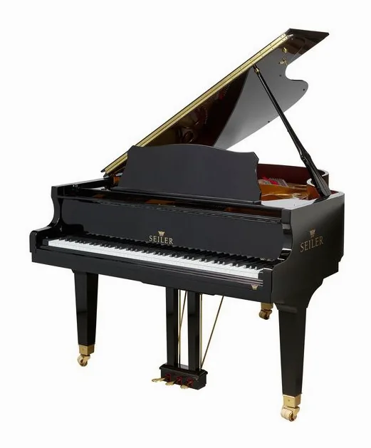 Seiler 170 Professional Grand Piano framifrån mot vit bakgrund