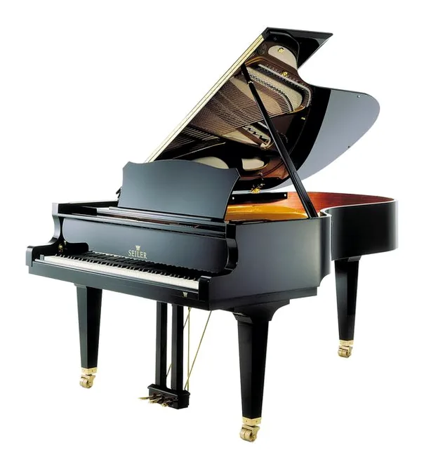 Seiler 214 Concert Grand Piano framifrån mot vit bakgrund