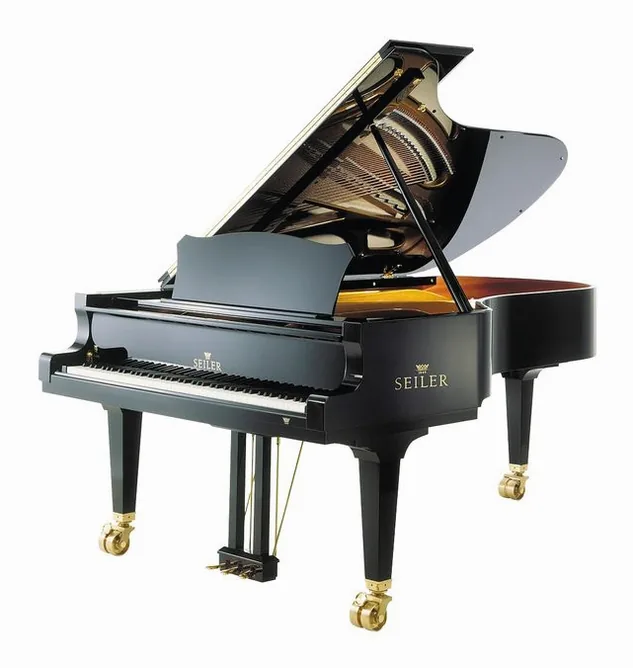 Seiler 242 Concert Grand Piano framifrån mot vit bakgrund